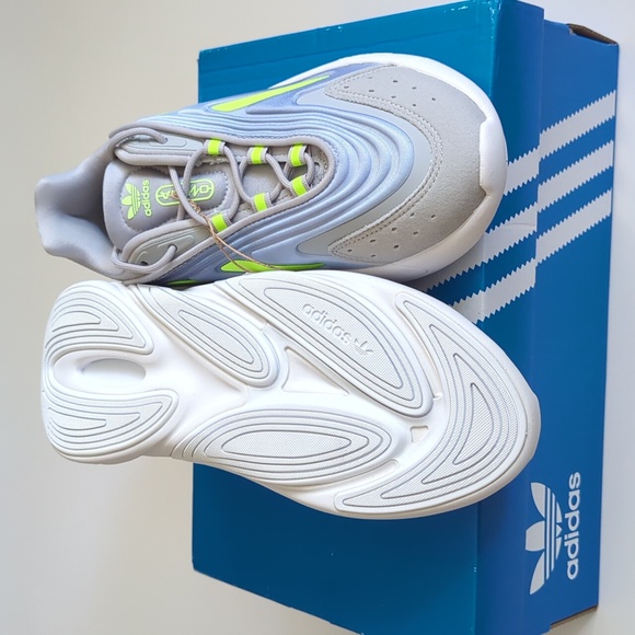 adidas Ozelia Women's Athletic Shoe - Picture 4 of 6